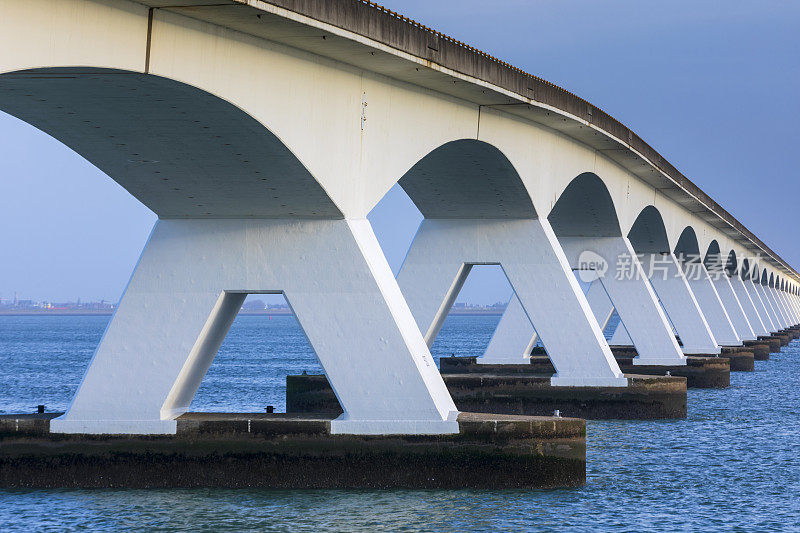 荷兰泽兰省的泽兰大桥(Zeelandbrug, Zeeland Bridge)